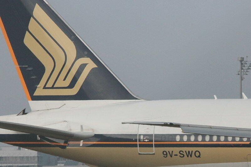 Die Boeing 777 der Singapore Airlines: Bei der Landung am Münchner Flughafen am Donnerstag begann das Flugzeug aus bisher unbekannten Gründen zu Rauchen. Es raste über die Landebahn, blieb in einem Rasenstück stecken und stoppte schließlich.