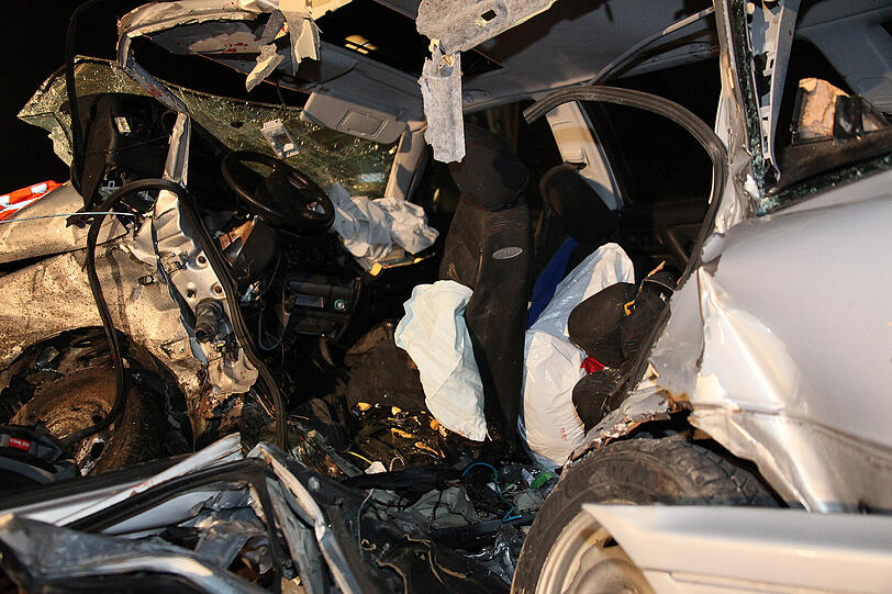 Horror-Crash vor Tacherting bei Traunstein: Ein Golffahrer übersieht ein Stoppschild und rauscht über eine Kreuzung. Die 41-jährige Fahrerin eines Ford Galaxy kann nicht mehr bremsen und knallt in das Auto. Die Insassen des VW Golf sterben noch am Unfallort. Die Bilder.