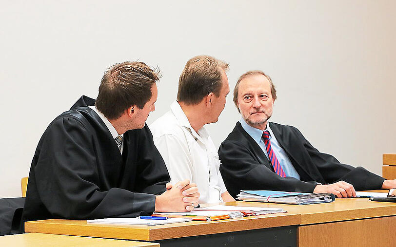 Im Gerichtssaal wirken die Verteidigung und Vorholzer entspannt.