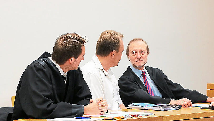 Im Gerichtssaal wirken die Verteidigung und Vorholzer entspannt. Im Gerichtssaal wirken die Verteidigung und Vorholzer entspannt.