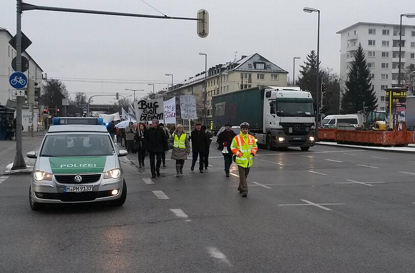 Der Demonstrationszug passiert die Kreuzung Ammerseestraße/Fürstenrieder Straße.