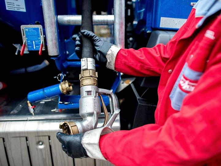 Den Daten zufolge heizt nahezu die Hälfte der mehr als 40 Millionen Haushalte in Deutschland mit Erdgas (48 Prozent). Heizöl kommt bei knapp einem Drittel aller Haushalte zum Einsatz (26 Prozent), Fernwärme bei rund 14 Prozent.