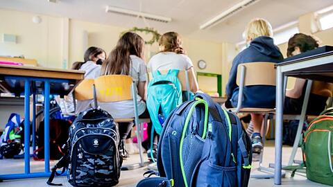 In den Schulen soll im Regelbetrieb unterrichtet werden - unabhängig davon, ob Schülerinnen und Schüler geimpft sind oder nicht.