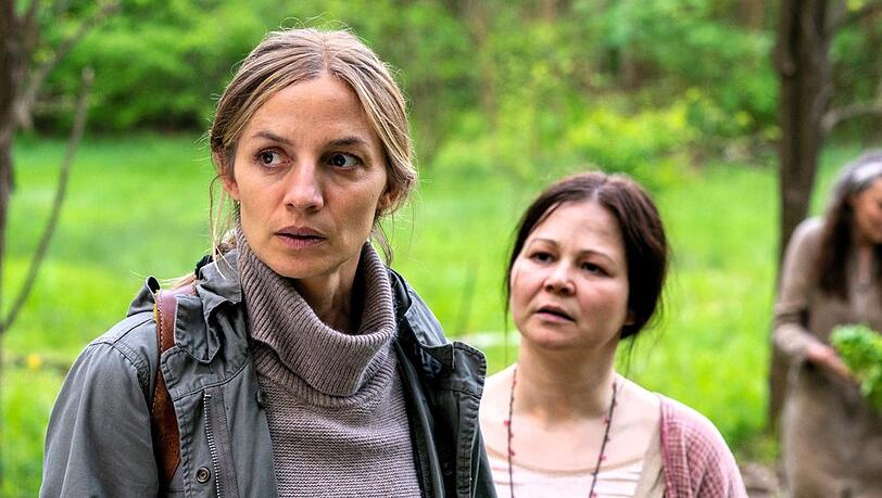 "Das Quartett: Das Schweigen": Pia Walther (Annika Blendl, l.) trifft auf eine eigenartige Gemeinschaft.