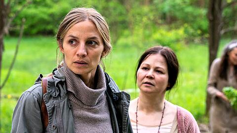 "Das Quartett: Das Schweigen": Pia Walther (Annika Blendl, l.) trifft auf eine eigenartige Gemeinschaft.
