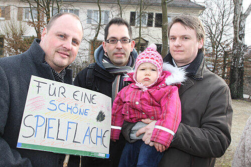 SPD-Chef Christian Vogel (links) unterstützt die Väter Alexander Breiter und Frank Bauer, der für Tochter Mareen hier einen Spielplatz möchte.
