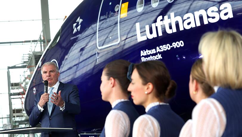 Lufthansa-Chef Carsten Spohr und Flugbegleiterinnen.