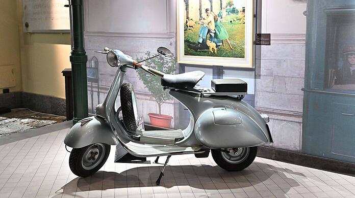 Mit so einer Vespa wurde der in München lebende Schüler von der Polizei erwischt. Er soll ihn bereits im März geklaut haben. (Symbolbild) Mit so einer Vespa wurde der in München lebende Schüler von der Polizei erwischt. Er soll ihn bereits im März geklaut haben. (Symbolbild)