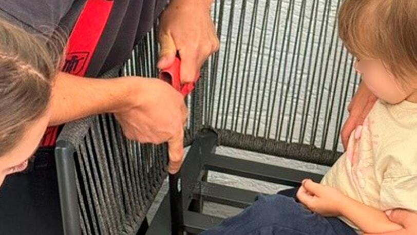 Zwei Feuerwehrleute helfen Mia aus der Klemme. Zwei Feuerwehrleute helfen Mia aus der Klemme.