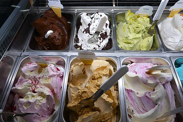 Eis in allen Variationen. Auch Monika Gruber ist gro&szlig;er Fan der S&uuml;&szlig;speise &ndash; die Preise verbl&uuml;ffen sie jedoch sehr.