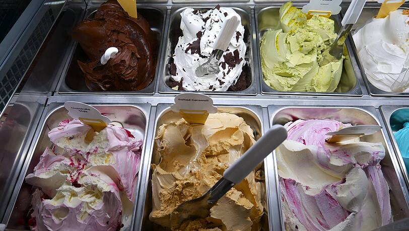 Eis in allen Variationen. Auch Monika Gruber ist gro&szlig;er Fan der S&uuml;&szlig;speise &ndash; die Preise verbl&uuml;ffen sie jedoch sehr.