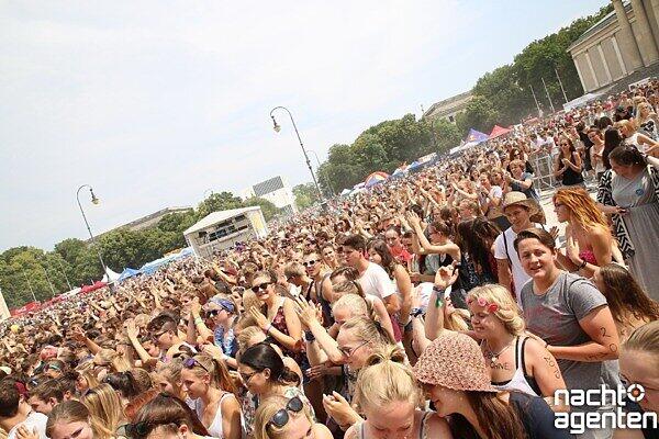 Etliche Musikbegeisterte tummelten sich am Samstag beim "Oben Ohne Open Air" auf dem Königsplatz.