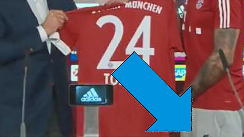 Mit Nike-Logo auf der Hose: Corentin Tolisso (rechts) bei seiner Vorstellung mit Bayern-Vorstandsboss Karl-Heinz Rummenigge.