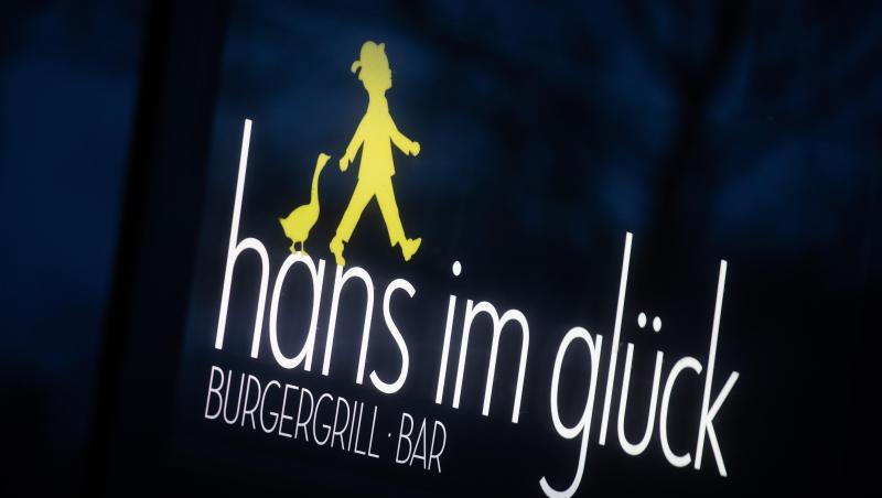 Blick auf eine Filiale der Burgerkette "Hans im Glück". Foto: Rolf Vennenbernd/dpa/Archiv Blick auf eine Filiale der Burgerkette "Hans im Glück". Foto: Rolf Vennenbernd/dpa/Archiv