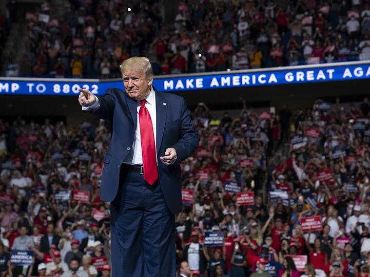 Donald Trump kommt zur Wahlkampfveranstaltung in Tulsa auf die Bühne.