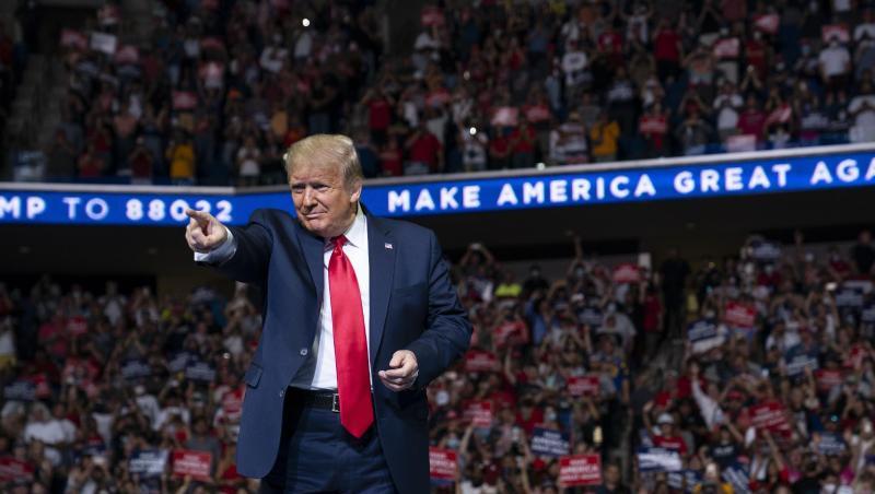 Donald Trump kommt zur Wahlkampfveranstaltung in Tulsa auf die Bühne. Donald Trump kommt zur Wahlkampfveranstaltung in Tulsa auf die Bühne.