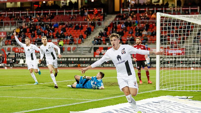 Der Ingolstädter Dennis Eckert Ayensa feiert seinen Treffer zum 2:0.