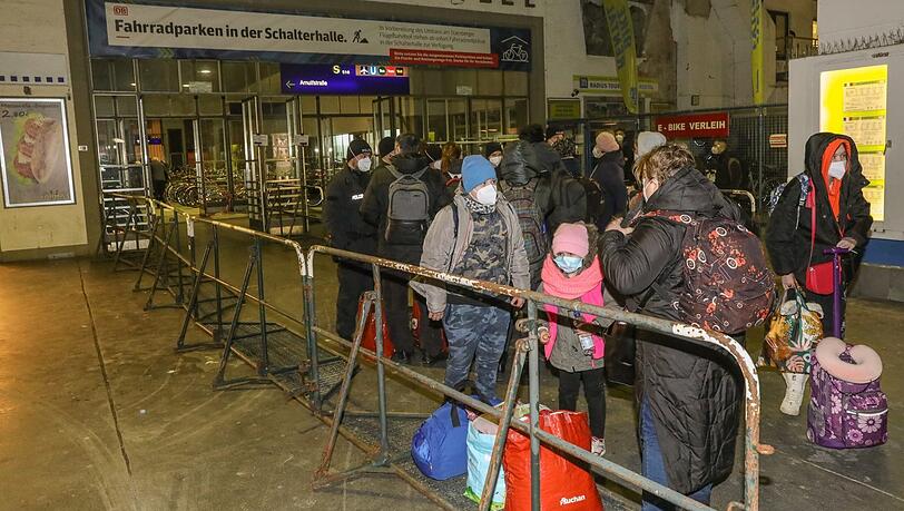 Flüchtlinge im Hauptbahnhof am Samstagabend.