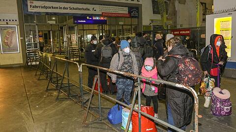 Flüchtlinge im Hauptbahnhof am Samstagabend.