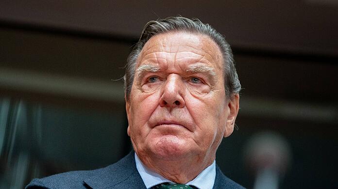Altkanzler Gerhard Schröder (SPD) wird in Deutschland immer heftiger kritisiert.