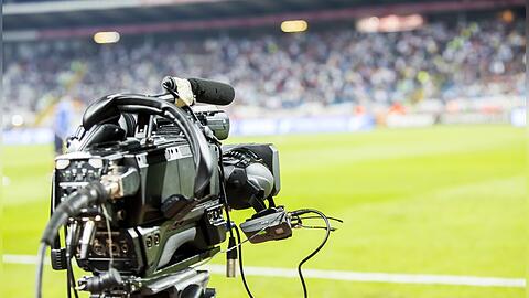 Die Fußball-Bundesliga ist bei Sky und DAZN zu Hause, aber auch einige wenige Besuche in Sat.1 stehen für die Saison 2022/23 auf dem Programm.
