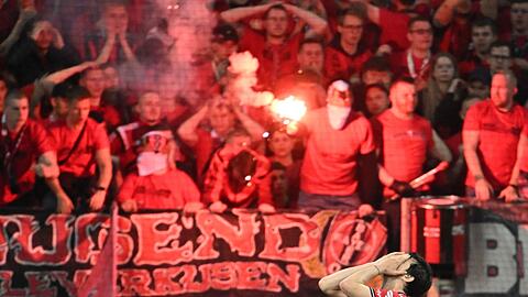 Leverkusens Anhang machte auf den Rängen ordentlich Stimmung - inklusive Pyrotechnik.