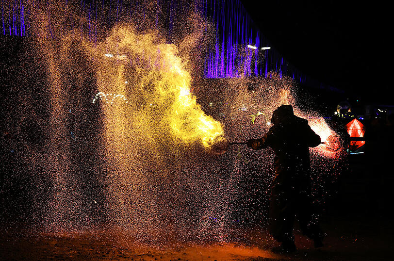 Mystisches Licht zaubert dieser Feuer-Künstler auf dem Wintertollwood auf der Theresienwiese.