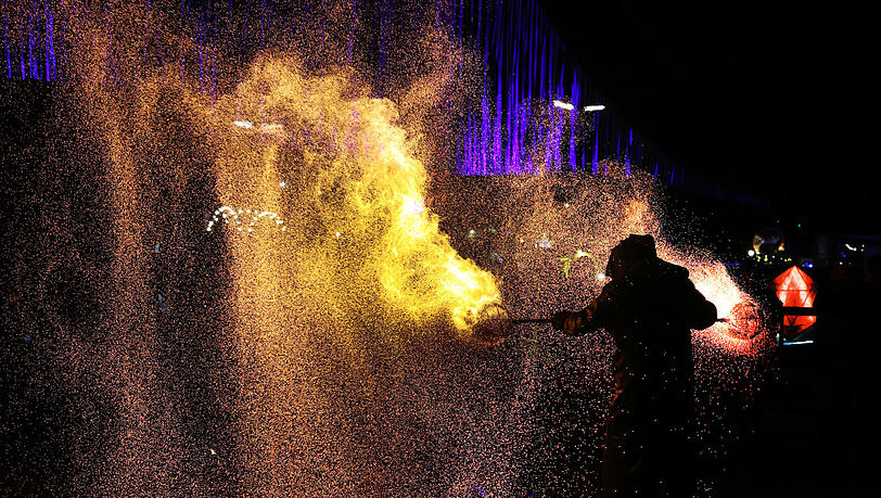 Mystisches Licht zaubert dieser Feuer-Künstler auf dem Wintertollwood auf der Theresienwiese. Mystisches Licht zaubert dieser Feuer-Künstler auf dem Wintertollwood auf der Theresienwiese.