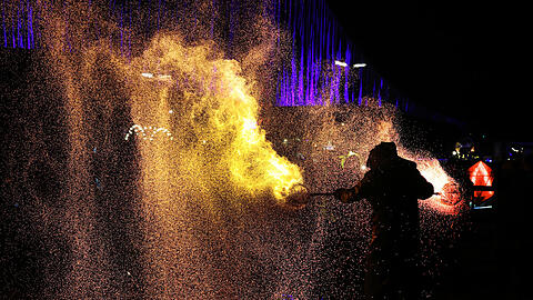 Mystisches Licht zaubert dieser Feuer-Künstler auf dem Wintertollwood auf der Theresienwiese.