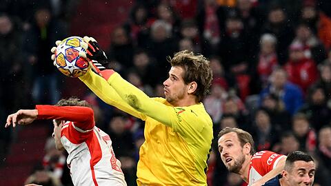 Lazios Torhüter Ivan Provedel kommt vor Thomas Müller (l) an den Ball.