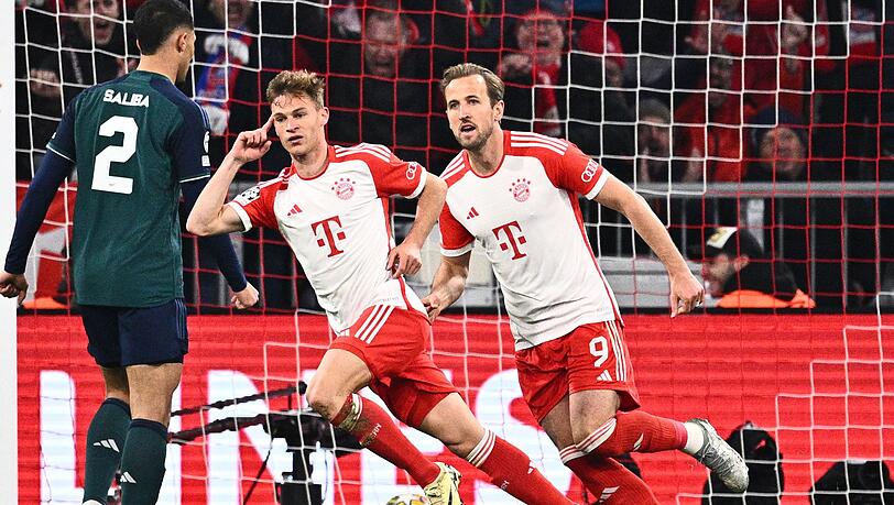 Joshua Kimmich (M.) feiert mit Harry Kane (r) seinen Kopfballtreffer zum 1:0.