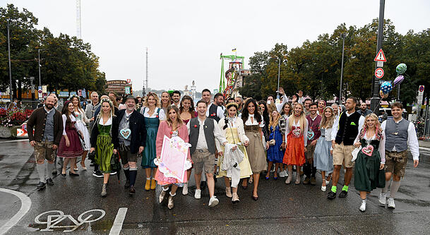 Teilnehmer von Cathy Hummels (m) Wiesn-Bummelam Eingang zur Theresienwiese .