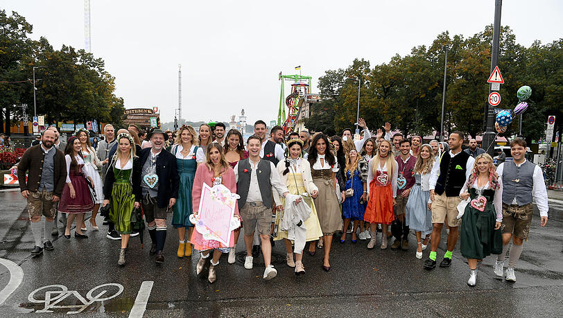 Teilnehmer von Cathy Hummels (m) Wiesn-Bummelam Eingang zur Theresienwiese .