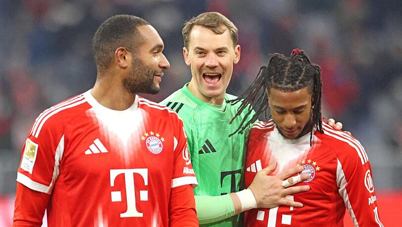 Ha, ist der gerade gut drauf! Nicht nur Jonathan Tah und Manuel Neuer sind mehr als angetan vom Lauf von Michael Olises (v.l.).