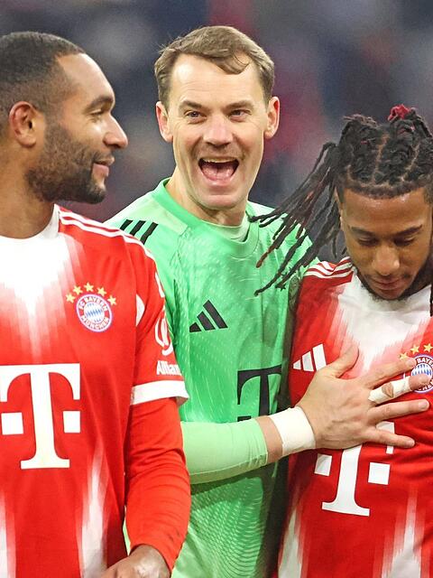 Ha, ist der gerade gut drauf! Nicht nur Jonathan Tah und Manuel Neuer sind mehr als angetan vom Lauf von Michael Olises (v.l.).