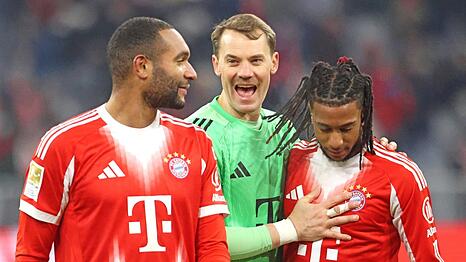 Ha, ist der gerade gut drauf! Nicht nur Jonathan Tah und Manuel Neuer sind mehr als angetan vom Lauf von Michael Olises (v.l.).