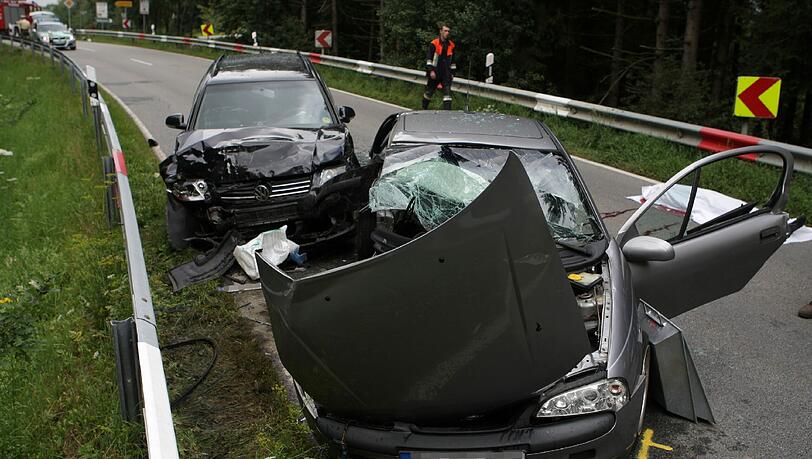 Die Autowracks bei Fuerstenzell zwischen Passau und Kleingern (Landkreis Passau). Rechts der abgedeckte Leichnam der bei dem Unfall ums Leben gekommenen 21-jaehrigen Frau. Die Autowracks bei Fuerstenzell zwischen Passau und Kleingern (Landkreis Passau). Rechts der abgedeckte Leichnam der bei dem Unfall ums Leben gekommenen 21-jaehrigen Frau.