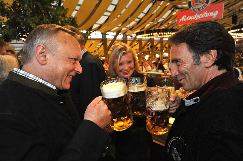 AZ-Geschäftsführer Dieter Schmitt mit Jutta Speidel und Bruno Maccallini