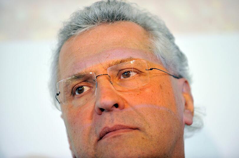 Bayerns Innenminister Joachim Herrmann (CSU) hat sich angesichts der rechtsextremen Mordserie für ein neues Verfahren zum NPD-Verbot ausgesprochen.