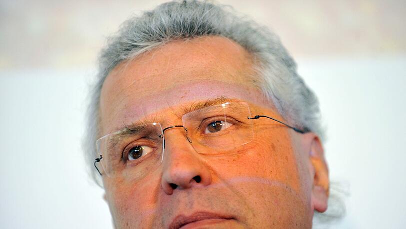 Bayerns Innenminister Joachim Herrmann (CSU) hat sich angesichts der rechtsextremen Mordserie für ein neues Verfahren zum NPD-Verbot ausgesprochen. Bayerns Innenminister Joachim Herrmann (CSU) hat sich angesichts der rechtsextremen Mordserie für ein neues Verfahren zum NPD-Verbot ausgesprochen.