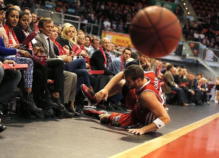 Center Jared Homan springt einem Ball hinterher &ndash; vergeblich.