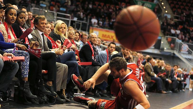 Center Jared Homan springt einem Ball hinterher – vergeblich. Center Jared Homan springt einem Ball hinterher – vergeblich.