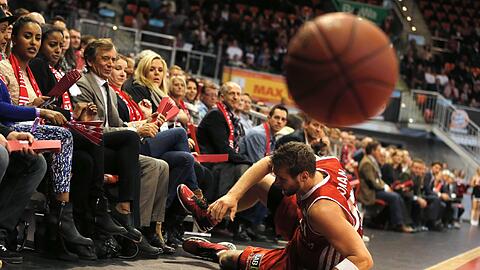 Center Jared Homan springt einem Ball hinterher &ndash; vergeblich.