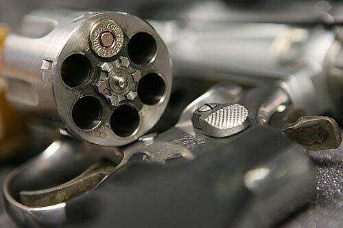 Mit einem Gasrevolver ist ein Mann seiner Tochter in ein Friserugeschäft gefolgt und hat abgedrückt!