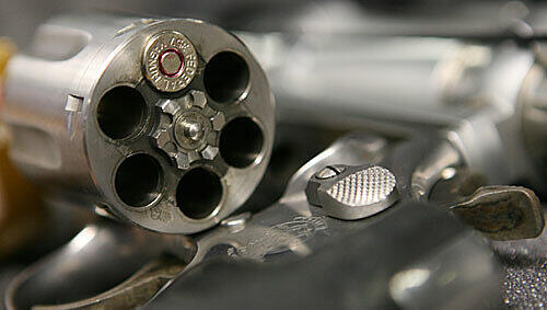 Mit einem Gasrevolver ist ein Mann seiner Tochter in ein Friserugeschäft gefolgt und hat abgedrückt! Mit einem Gasrevolver ist ein Mann seiner Tochter in ein Friserugeschäft gefolgt und hat abgedrückt!