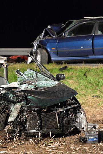 Den Rettern bot sich an der Unfallstelle ein schauriges Bild. &bdquo;Ein Trümmerfeld&ldquo;: Bei einem schlimmen Unfall in Gotha in Thüringen hat ein Junge (10) seine Mutter und die Großeltern verloren. Die Bilder.