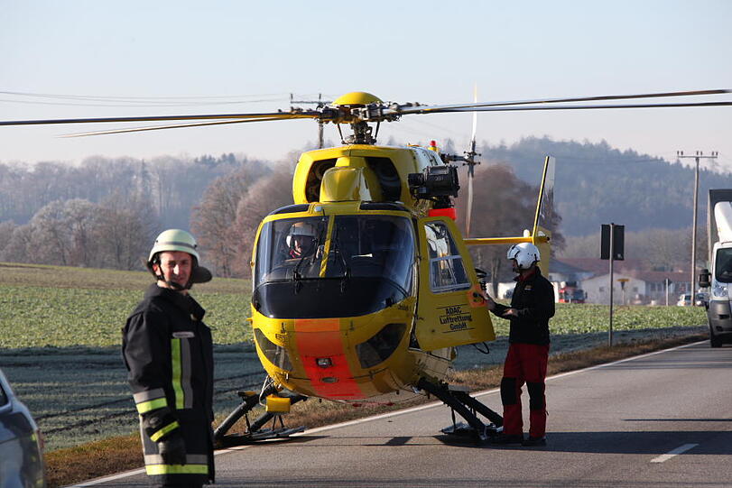 Der 21-Jährige kam auf Höhe eines Waldstücks nahe Reichertsheim (Landkreis Mühldorf am Inn) von der Fahrbahn ab und geriet in den Gegenverkehr.