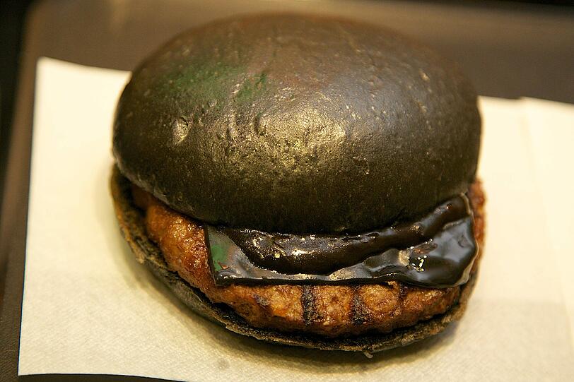 In Japan kommen bei Burger King seit neuestem schwarze Burger auf das Tablett.
