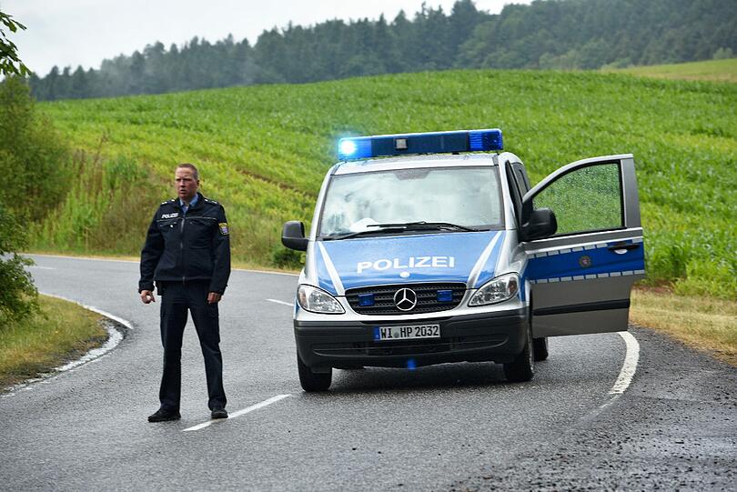Der Sohn von Schrauben-Milliardär Reinhold Würth ist in Osthessen entführt worden, nach kurzer Zeit aber wieder freigekommen. Die Polizei sicherte den Familiensitz "Hofgut Sassen" in Schlitz.
