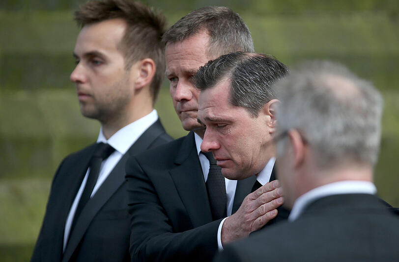 Der Mann von Guido Westerwelle, Michael Mronz (2. v.r.) wird nach der Trauerfeier getröstet.